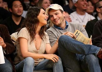 Ashton Kutcher (à dir.) com a atual esposa, Mila Kunis