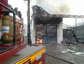 Galpão é destruído durante incêndio na Durval de Goes Monteiro