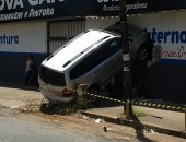 Veículo atingiu parede de oficina mecânica, no Jardim Bela Vista