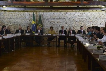 Na primeira reunião com a equipe, a presidenta Dilma Rousseff recomendou que, mesmo com menos recursos, os ministros continuem tocando projetos de suas pastas