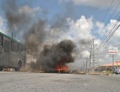 Moradores fecham rodovia após transferência para unidade de saúde no Salvador Lira