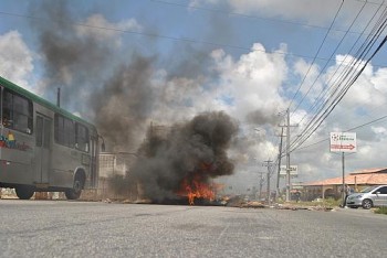 Moradores fecham rodovia após transferência para unidade de saúde no Salvador Lira