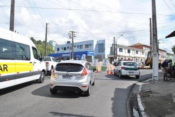 Mesmo com aviso, obras na Avenida Dona Constança provocam trânsito lento