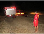 Os bombeiros trouxeram a vítima até as margens do rio, na altura do Sítio Cana Brava, em São Miguel dos Campos.