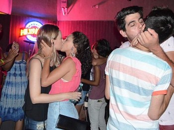 Grupo faz 'beijaço' em bar que teria expulsado casal gay
