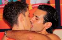 Teodoro Cochrane, filho de Marília Gabriela, aos beijos com outro homem no carnaval de Salvador
