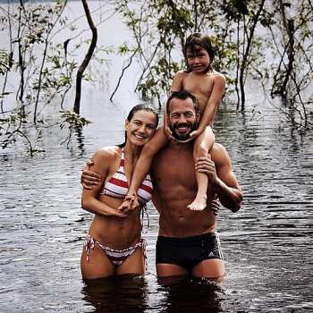Malvino Salvador e Kyra Gracie com Sofia, filha mais velha do ator, em Manaus