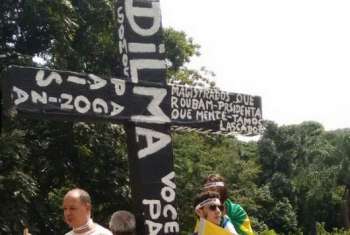 Manifestantes levam cruz com nome de Dilma no protesto deste domingo (15), em São Paulo.