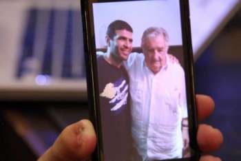 Ex-preso de Guantánamo mostra foto da visita que recebeu do ex-presidente Pepe Mujica Guantánamo