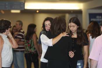 Alexandra Marzo, filha de Cláudio Marzo, e Betty Faria, ex-mulher do ator, se abraçam ao lado de Giulia, neta de Cláudio, durante velório no Rio 