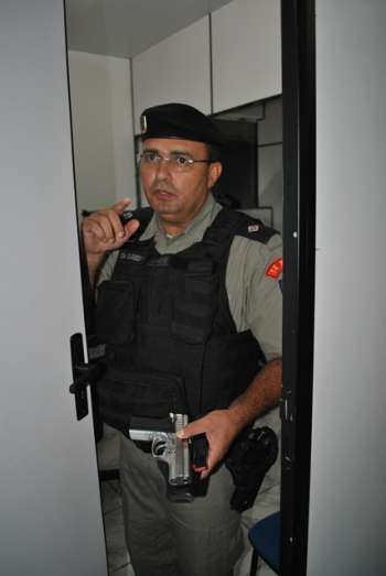 Tenente Cardoso, do 1º BPM, mostra a arma do militar encontrada como irmão do acusado