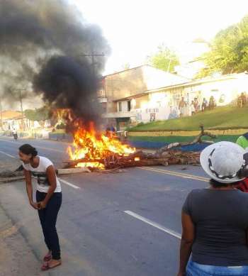 Moradores da Barra de Santo Antonio bloqueiam AL 101 Norte