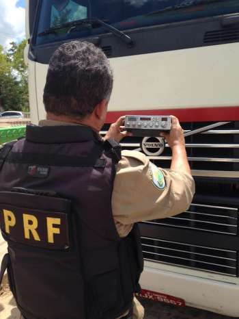 PRF prende caminhoneiro com radiocomunicador
