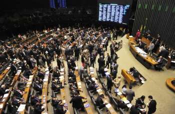 Eduardo Cunha aproveitou o alto quórum da discussão do ajuste fiscal para colocar a PEC da Bengala em pauta