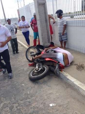Motociclista fica ferido em acidente