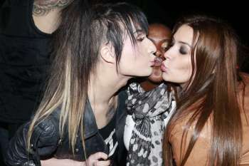Ex-BBB's Serginho, Angélica e Tamires protagonizaram beijo triplo