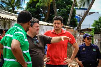 Prefeito Rui Palmeira faz visita técnica na antiga Favela do Jaraguá. (Foto: Pei Fon/ Secom Maceió)