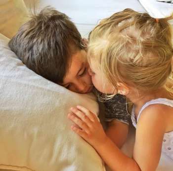 Os filhos de Gisele Bündchen: Vivian, de 2 anos, dá um beijo em Benjamin, de 5