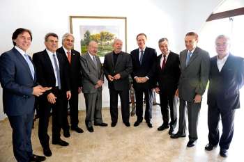 Renan Calheiros se reúne com ex-presidente Lula e senadores do PT e PMDB 
