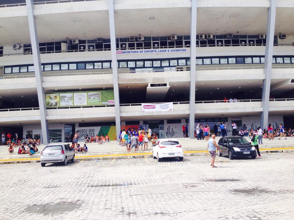 Estudantes que participavam dos Jogos Estudantis foram retirados de dentro do Estádio