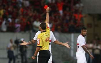 Luís Fabiano foi expulso por reclamação na partida contra o Sport. Apenas mais um caso.