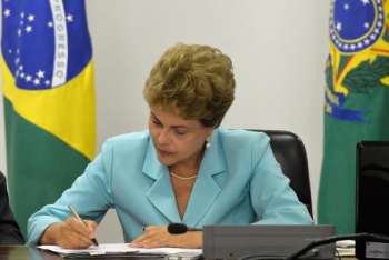 Presidenta Dilma Rousseff assina Medida Provisória que cria Programa de Proteção ao Emprego, durante solenidade no Palácio do Planalto 