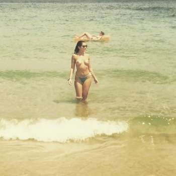 Maria Melilo em praia de Ibiza, na Espanha (Foto: Reprodução/Instagram)