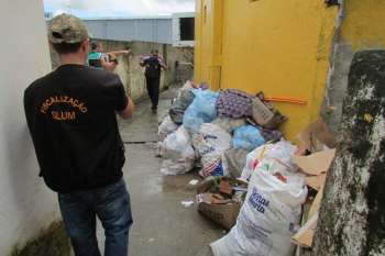Agente da fiscalização da Slum registra lixo acumulado a céu aberto em supermercado situado no conjunto José Tenório. Foto: Fernando Coelho (Ascom/Slum) 