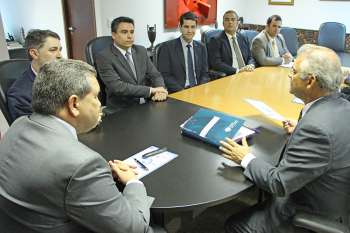 Presidente Washington Luiz conversou com presidentes da empresa que ficará responsável pelos leilões. Foto: Cristiano Soares 