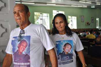 Pai e mãe de Izabelle usam camisa com a foto da filha (Foto: João Urtiga / Alagoas 24 Horas)