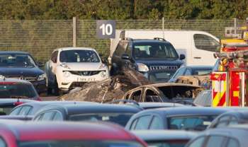 Jatinho caiu em local de leilão de carros no sul da Inglaterra (Foto: AP)