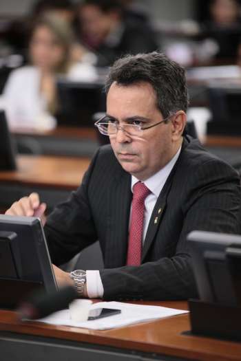 Felix Mendonça Júnior recomendou a aprovação de substitutivo da Comissão de Educação, por considerar que ele aperfeiçoou as propostas originais 