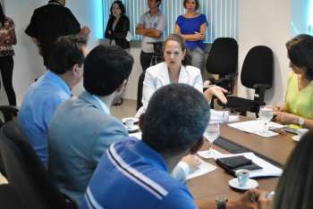 Procuradora Federal Roberta Bomfim em reunião com representantes da Saúde e do HU
