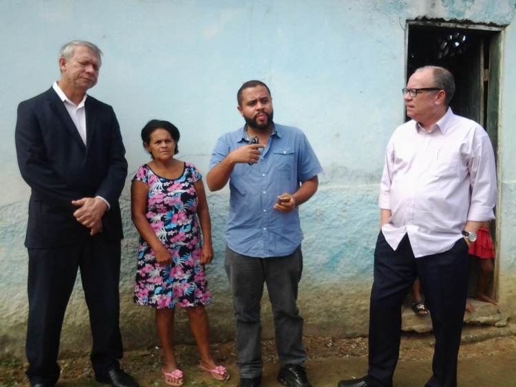 Mgano (azul) ao lado da mãe de Davi e dos advogados Daniel Nunes e Pedro Montenegro