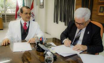O reitor Eurico Lôbo e Ricardo Nogueira assinaram renovação do convênio entre a Ufal e a Casa da Palavra