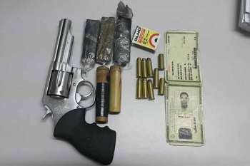 Armas, munições e documento do acusado, apreendidos pelos policiais (Foto: ASCOM/PC)
