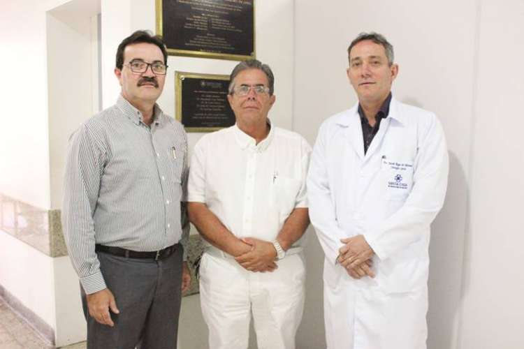Equipe de médicos cirurgiões da Santa Casa de Maceió Herbert Toledo, Renato Rezende e Jacob Rêgo de Miranda