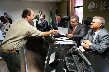 Presidente Washington Luiz e juiz Roldão Oliveira durante entrega de alvará. (Foto: Caio Loureiro) 