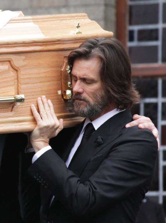 Abalado, Jim Carrey esteve na manhã deste sábado (10), na Irlanda, no enterro da ex-namorada, Cathriona White, encontrada morta no dia 29 de setembro, após tirar sua própria vida.