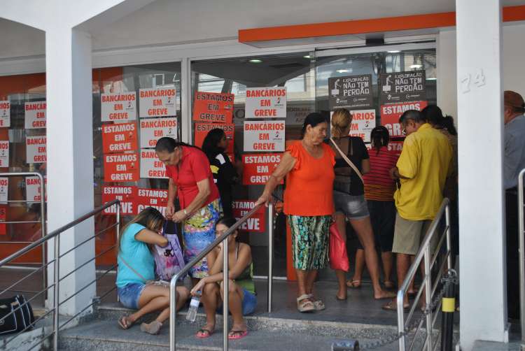 Apesar da greve, clientes se concentravam na porta dos bancos na abertura do expediente