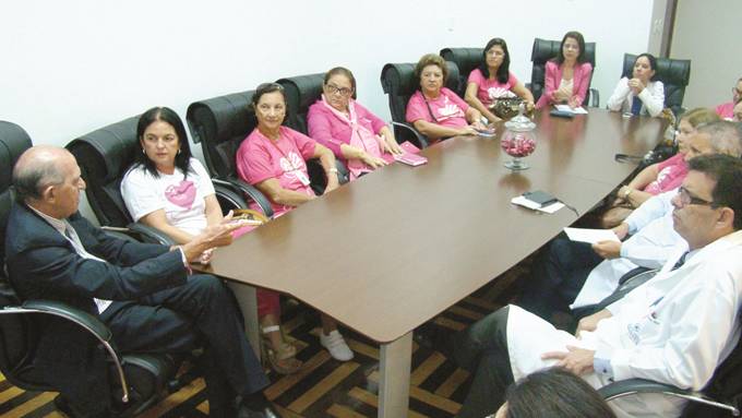Provedor Humberto Gomes (E) ao lado de Fátima Canuto, presidente da Rede Feminina de Combate ao Câncer, e voluntárias