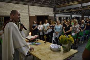 Padre excomungado cria igreja "sem preconceito" em São Paulo