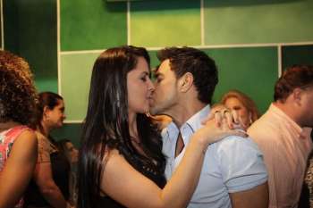 Zezé Di Camargo beija Graciele Lacerda 