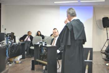 Antony Silva Sampaio responde perguntas do promotor José Fragoso (Foto: Milton Rodrigues)