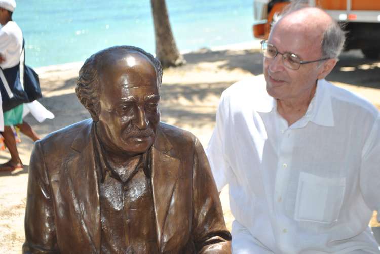 Aurélio Baiard Buarque Ferreira se emocionou com inauguração de estátua do pai