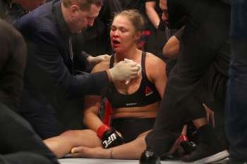Acostumada a vencer, Ronda Rousey sentiu o amargo sabor da derrota pela primeira vez no MMA 
