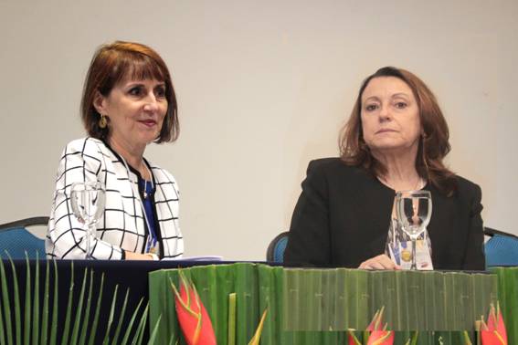 Médica brasileira Denise Cardo, do CDC dos Estados Unidos, e a médica alagoana Tereza Tenório 