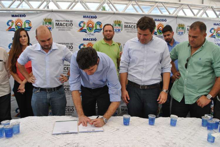 Assinatura dos contratos de licitação do transporte público foi pauta principal na inauguração do terminal do Rio Novo