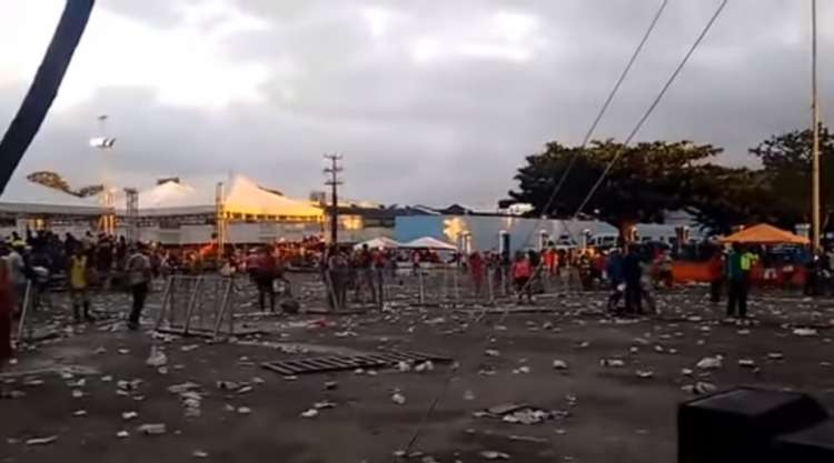 Cena de destruição após tumulto em show no Jaraguá