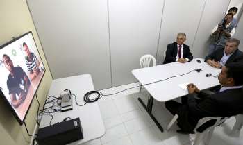 Juiz Roldão Oliveira e desembargador Washington Luiz durante teste na sala de videoconferência 